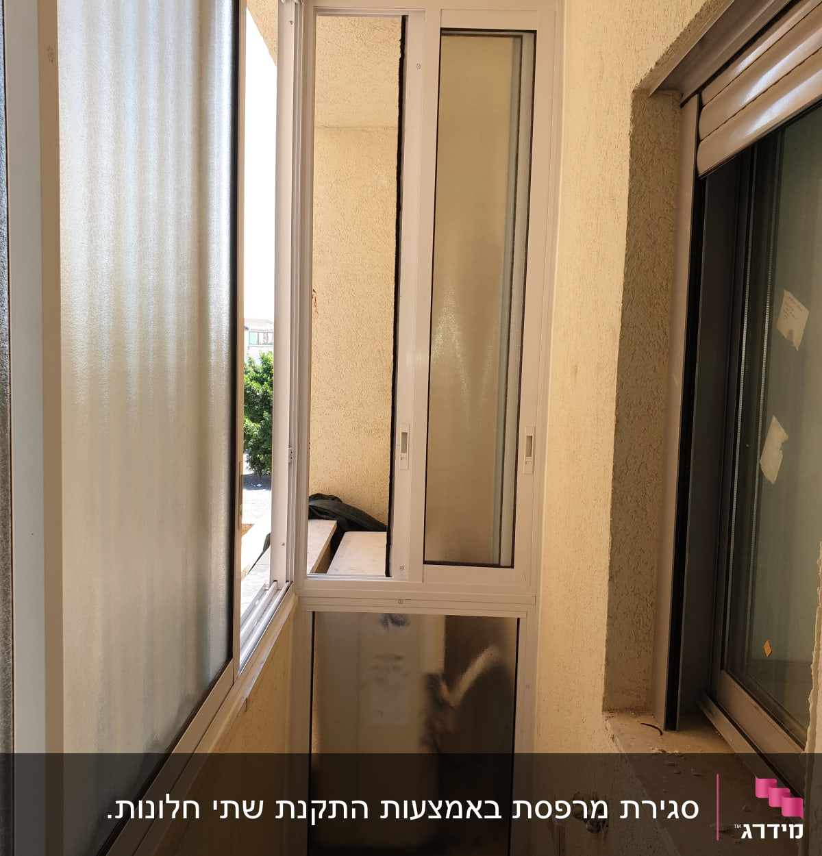 חלונות אלומיניום במרפסת סגורה עם מסגרות לבנות